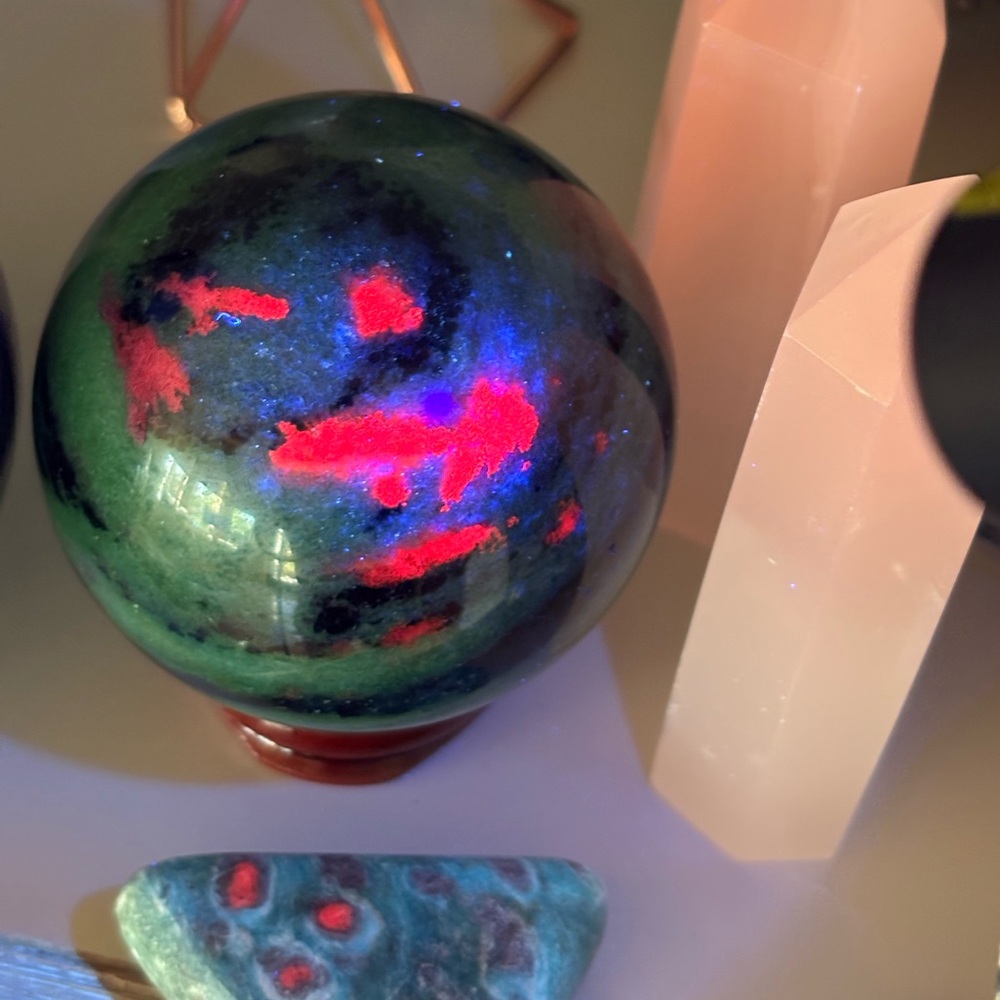 💚❤️ UV Reactive Ruby Zoisite Sphere – Glows Bright Pink Under UV Light!